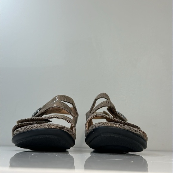 Clarks Tiffani Aldora Embossed Leather Sandals Size 8 - Picture 4 of 16